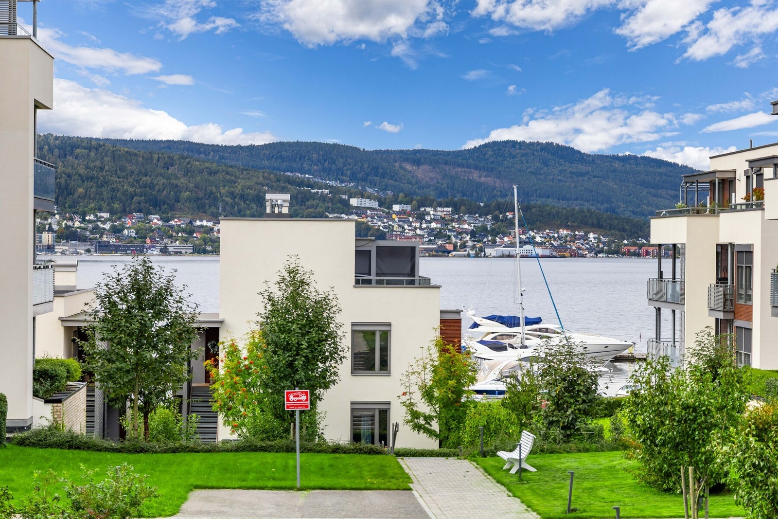 Flott utsikt over sjøen. Galleribilde