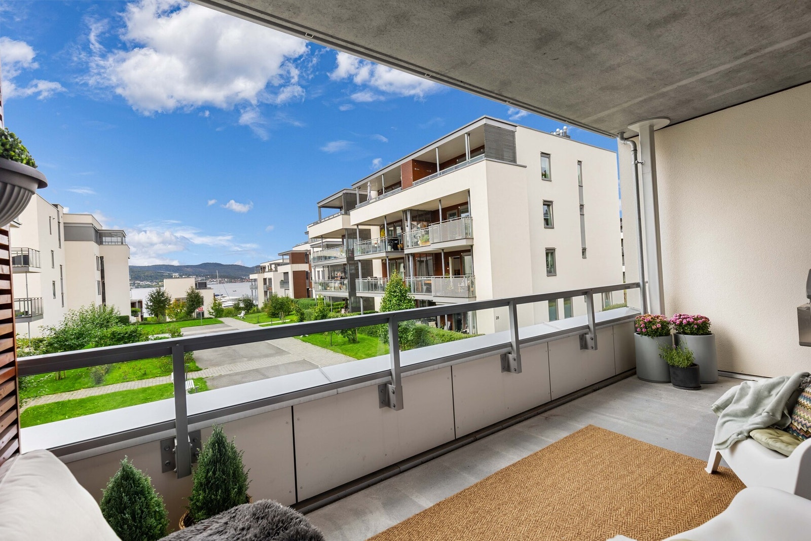 Her er det god plass til diverse utemøblement. Galleribilde