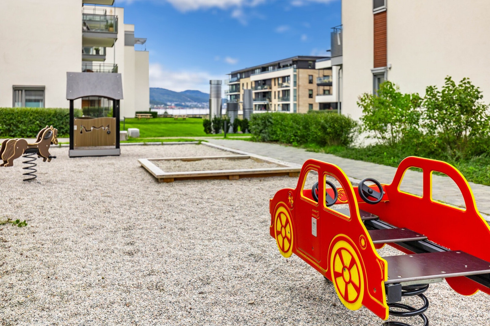 Sameiet er pent opparbeidet med gressplen etc., i tillegg til lekeapparater. Galleribilde