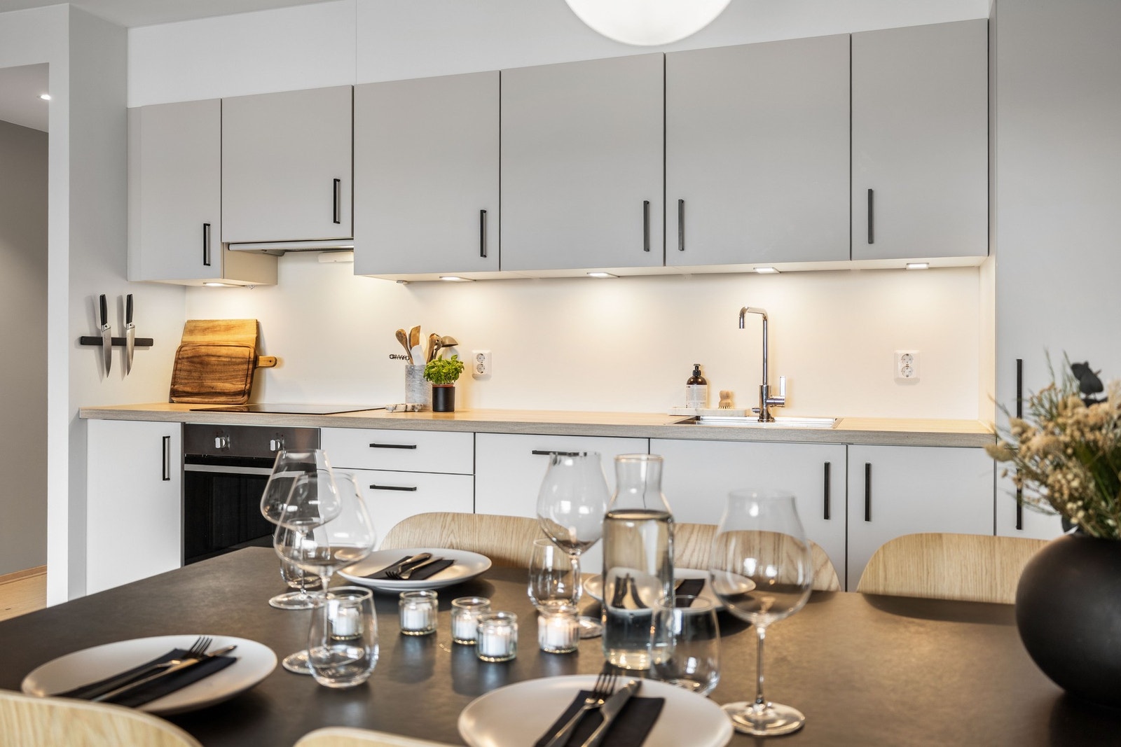 Innredningen har fin skapplass, glatte, lysegrå fronter og laminert benkeplate med nedfelt oppvaskkum. Galleribilde