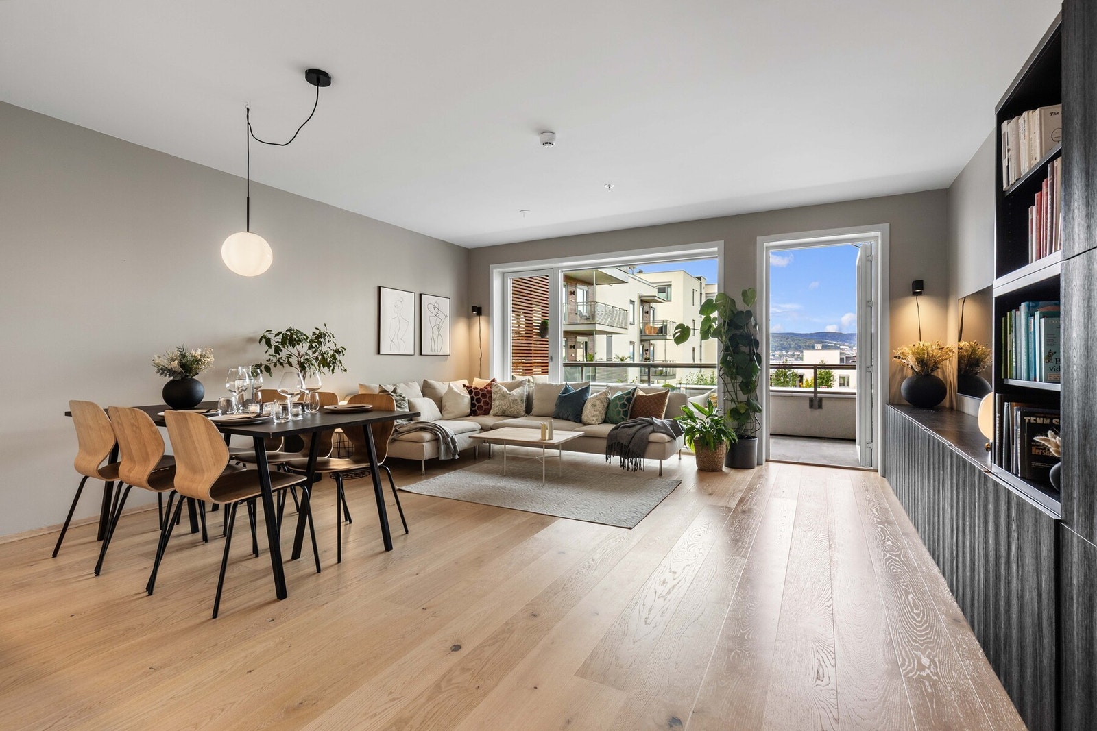 Utformingen gjør stuen enkel å møblere med både spisebord og sofagruppe. Galleribilde