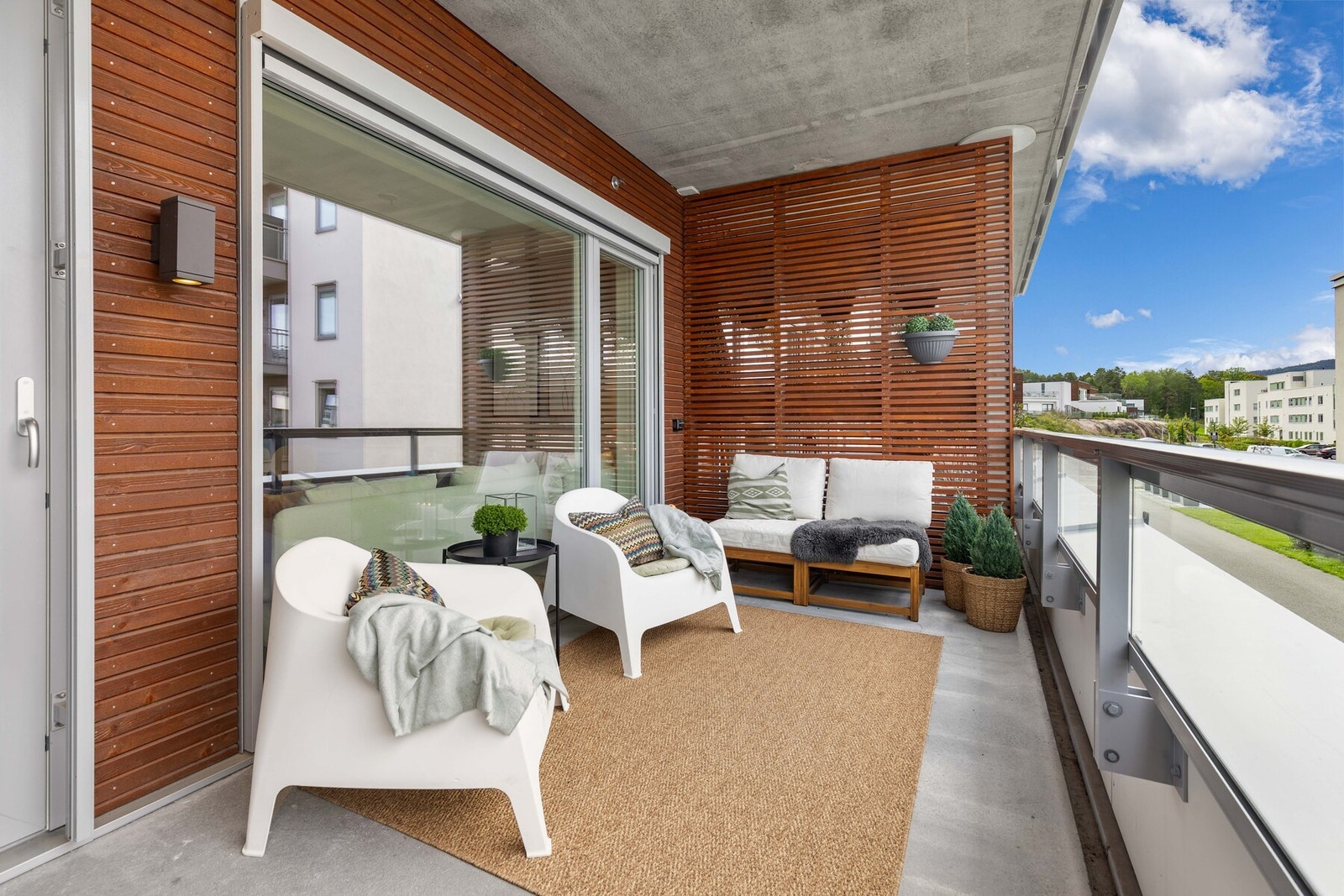 Det er montert utelys og utestikk i sort på balkongen. Galleribilde