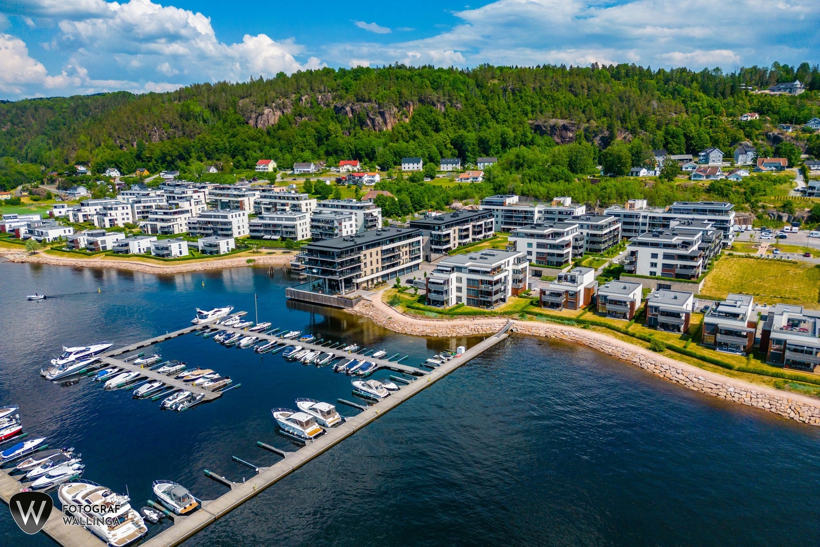 Her blir du en del av et nyere boligfelt i vannkanten, med mulighet for god rekreasjon i marka og ved sjøen. Galleribilde