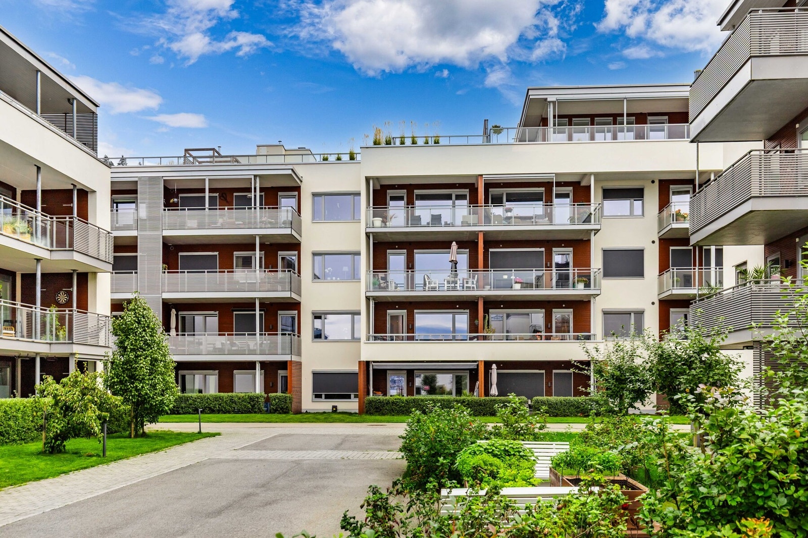 Leiligheten ligger i byggets andre etasje med heisadkomst til etasjeplan. Galleribilde