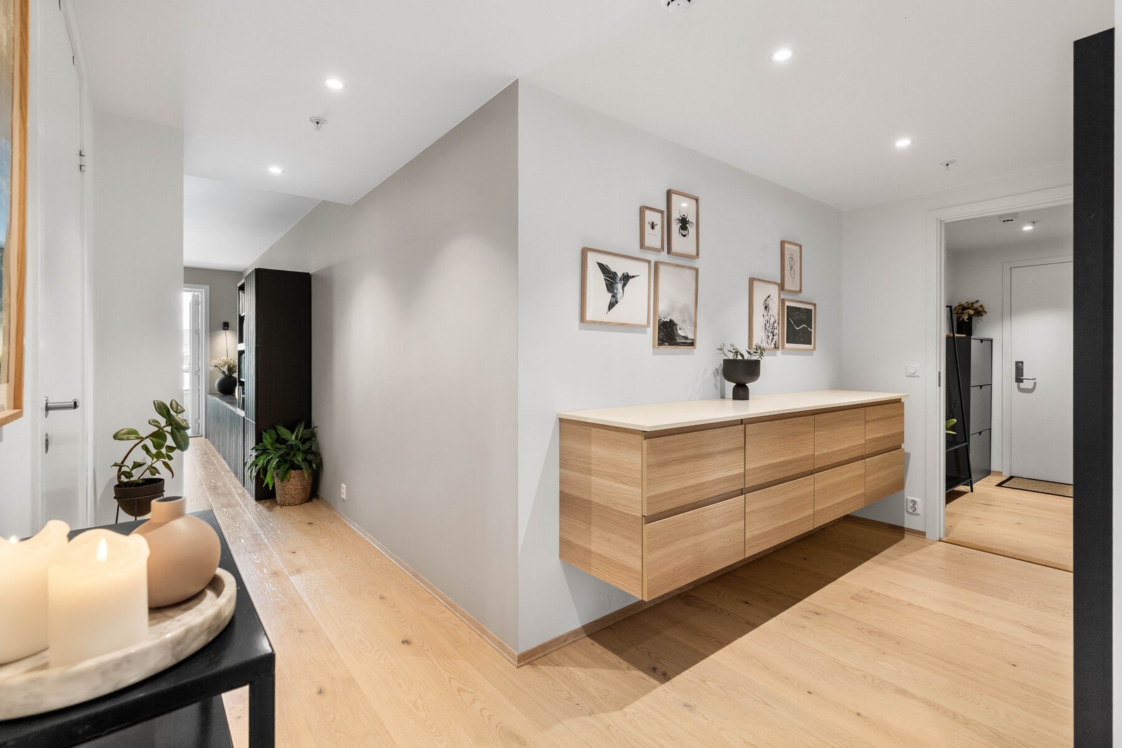 Fra entreen har leiligheten en fordelergang hvor det er plass til diverse møblement. Galleribilde