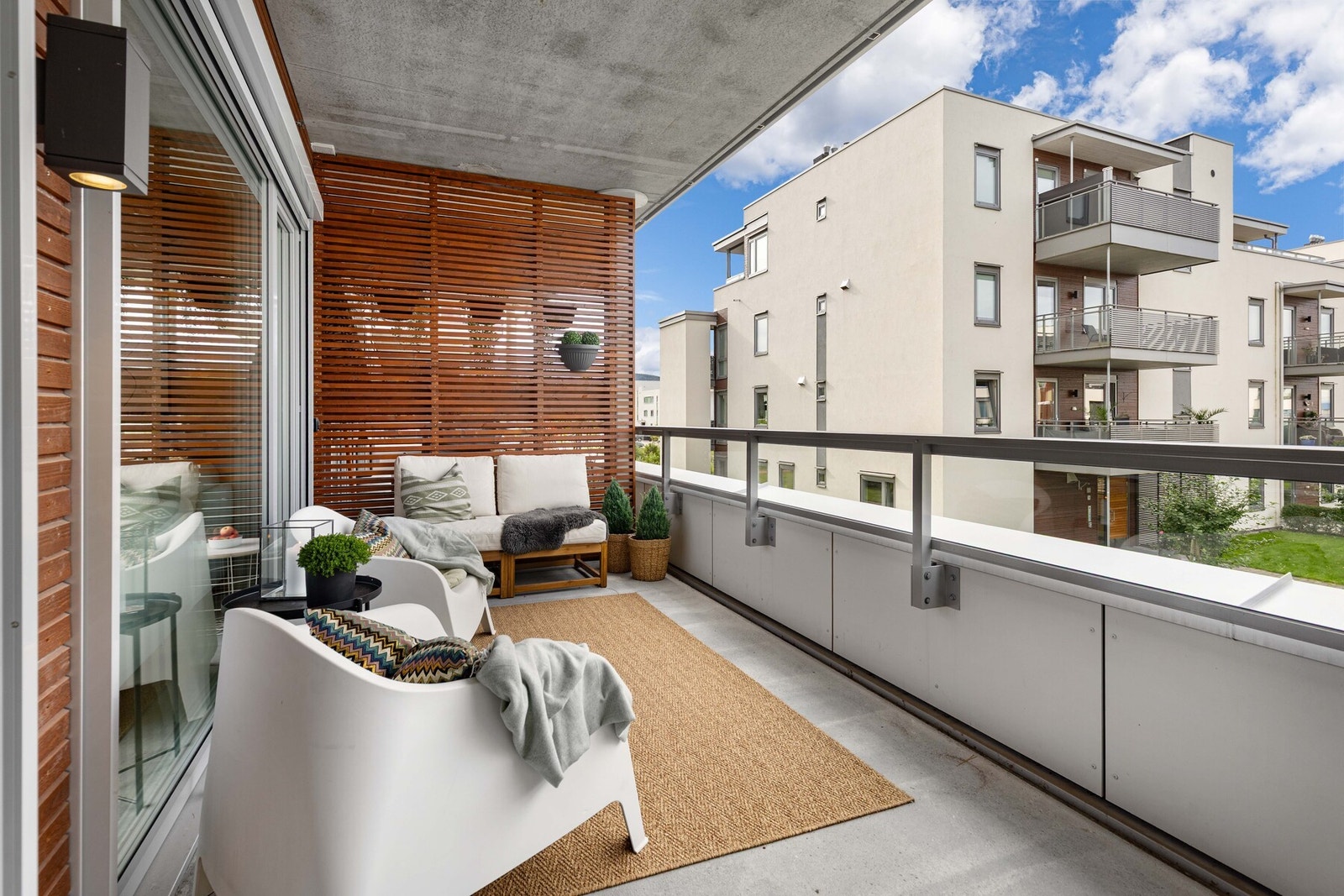 Fra stuen er det utgang til en herlig overbygd balkong. Galleribilde