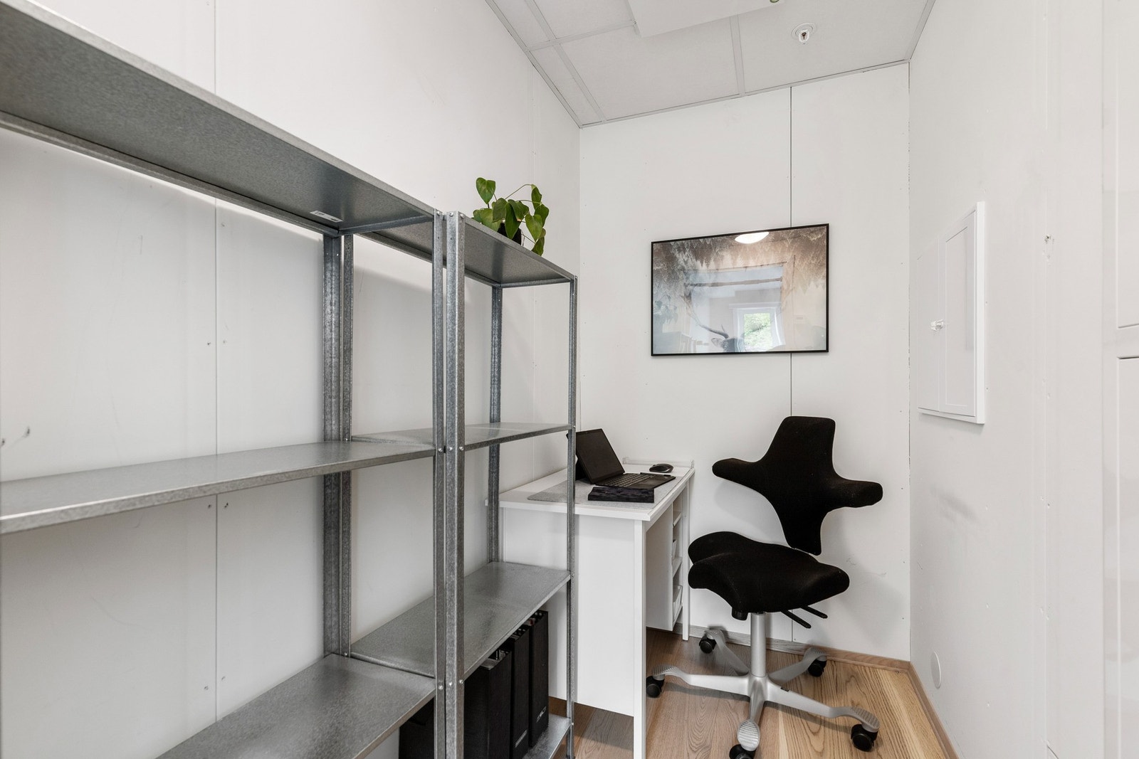 Bod som er innredet med kontorpult. Det presiseres at rommet ikke er godkjent som kontor eller rom for varig opphold. Galleribilde