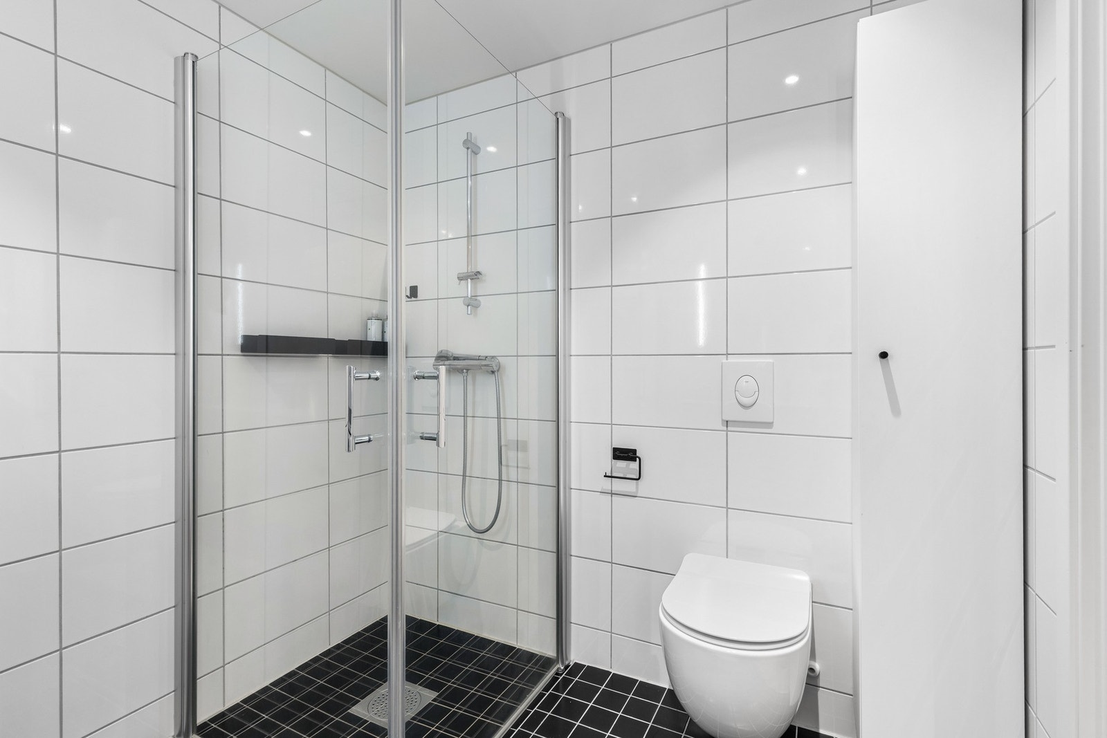 Downlights og varmekabler er montert, og begge badene har vegghengt toalett. Galleribilde