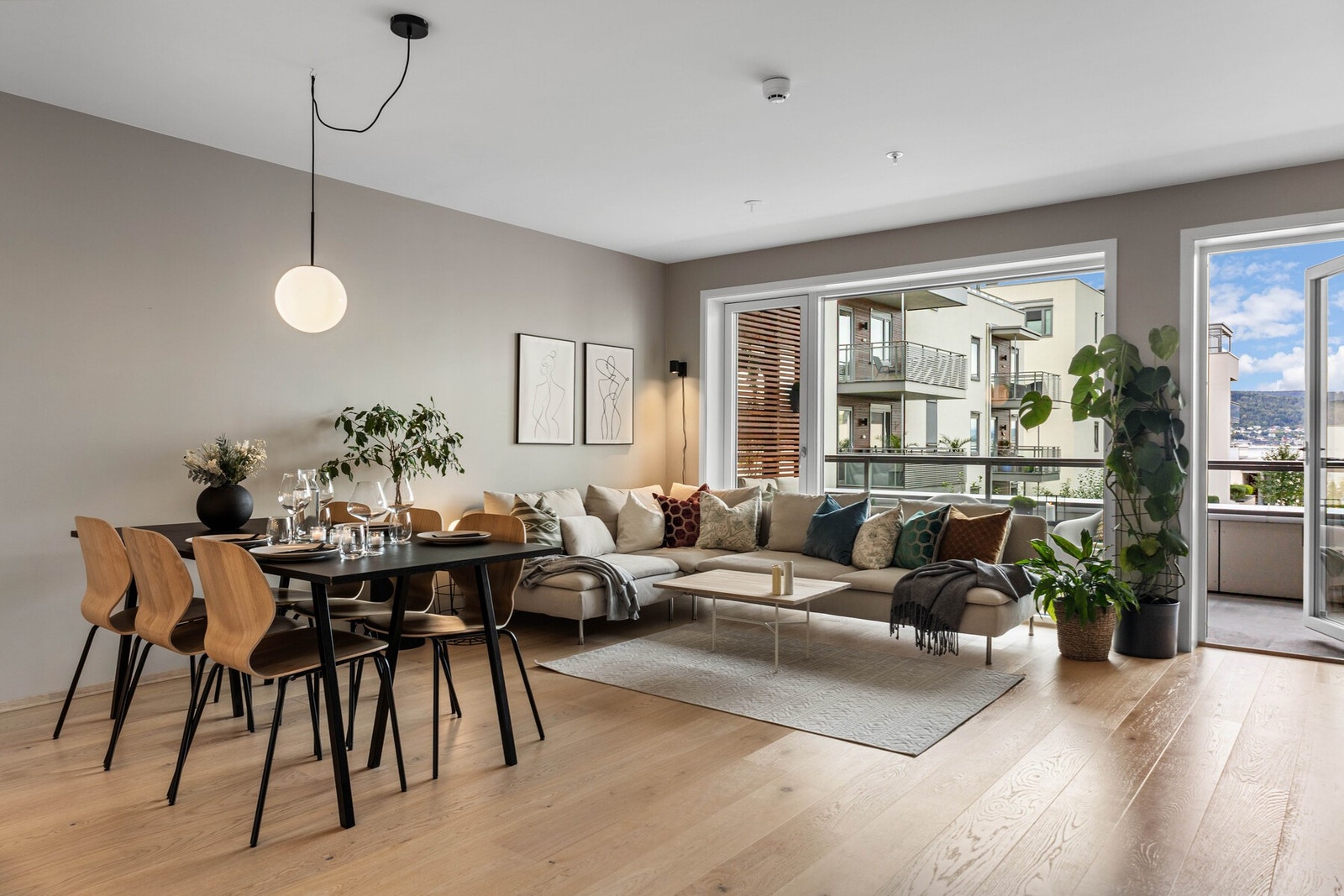 Sammen med kjøkkenet utgjør stuen et åpent og innbydende allrom, med flotte lys- og utsiktsforhold via en stor vindusflate i front. Galleribilde