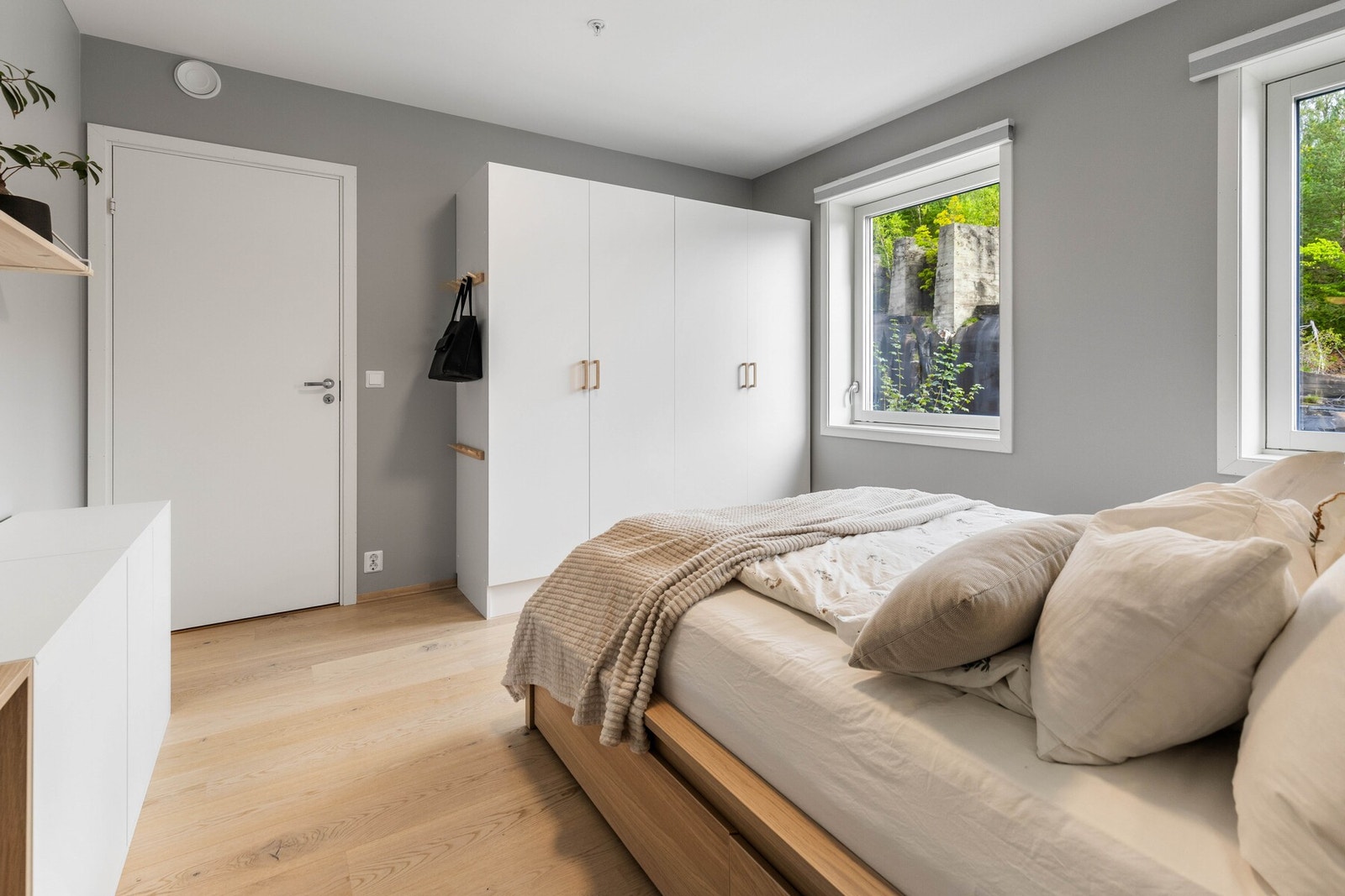 På hovedsoverommet er det god plass til dobbeltseng, og rommet har mye oppbevaring i en egen bod og i et dobbelt garderobeskap i hvitt Galleribilde