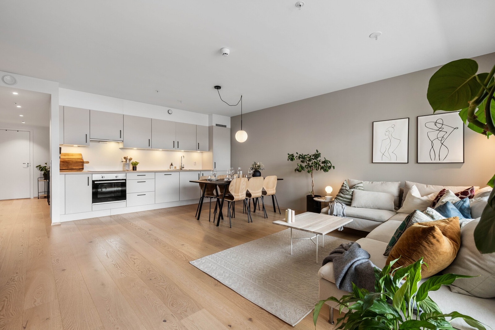 Kjøkkenet er oppført innerst i stuen, med en delikat innredning levert av Crown Imperial. Galleribilde