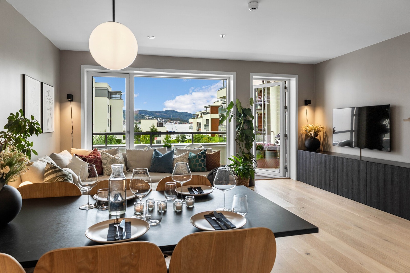 Elegant og romslig 4-roms med sjøutsikt - en oase av komfort og kvalitet. Galleribilde