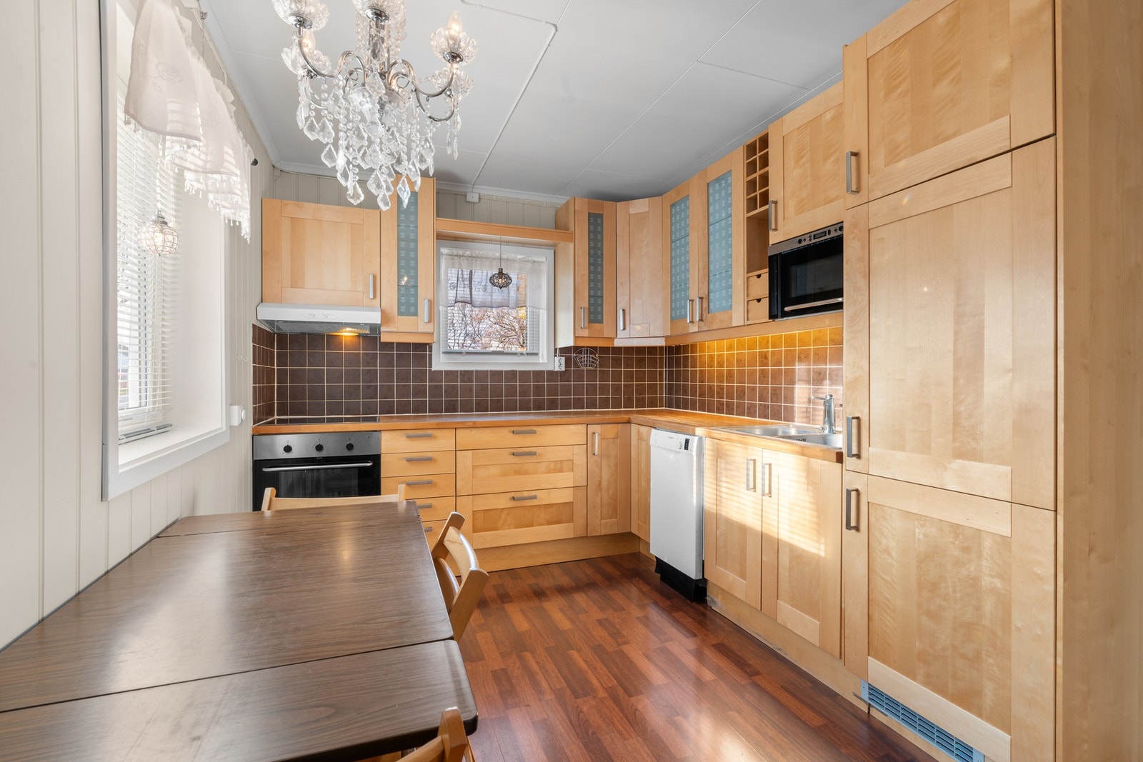 Kjøkkenet har godt med skap- og benkeplass. Galleribilde