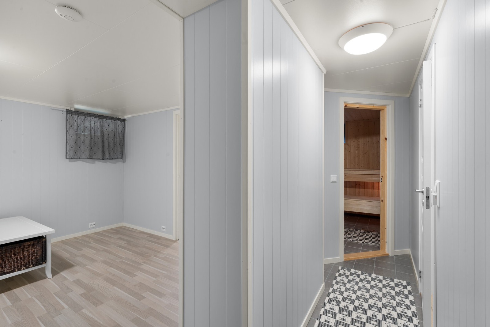 I kjelleren finner vi 2 rom, bad og badstue. Galleribilde