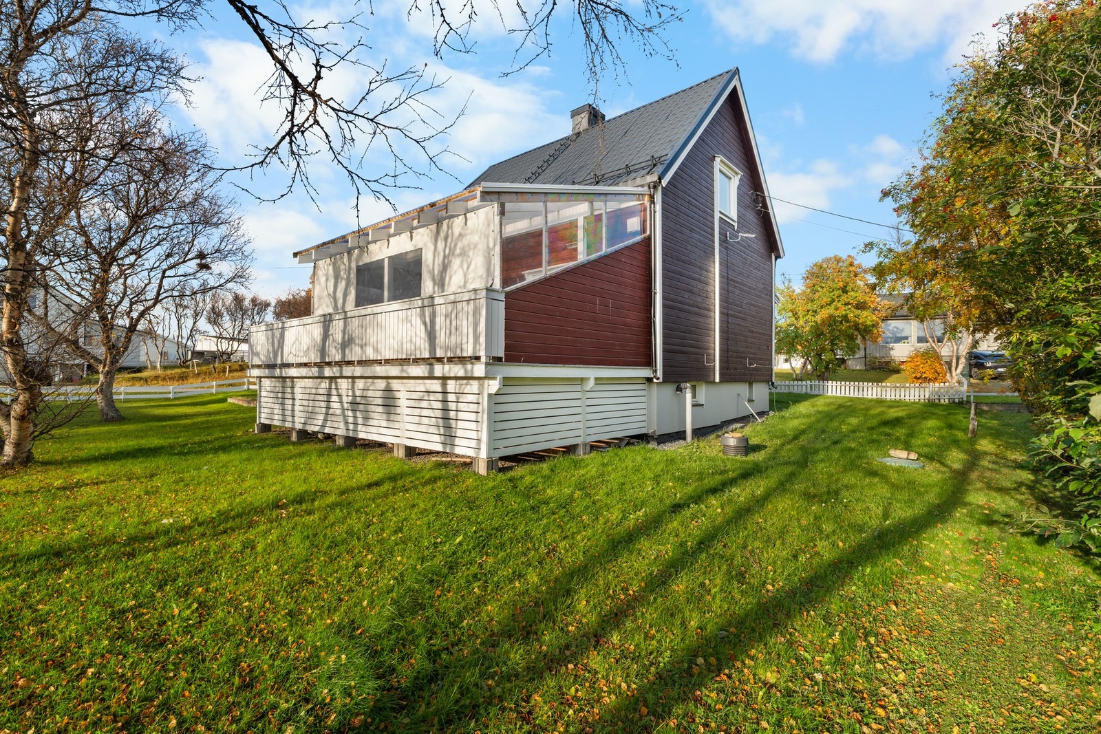 Dette er en enebolig over 3 plan med sentral beliggenhet i Vadsø. Galleribilde