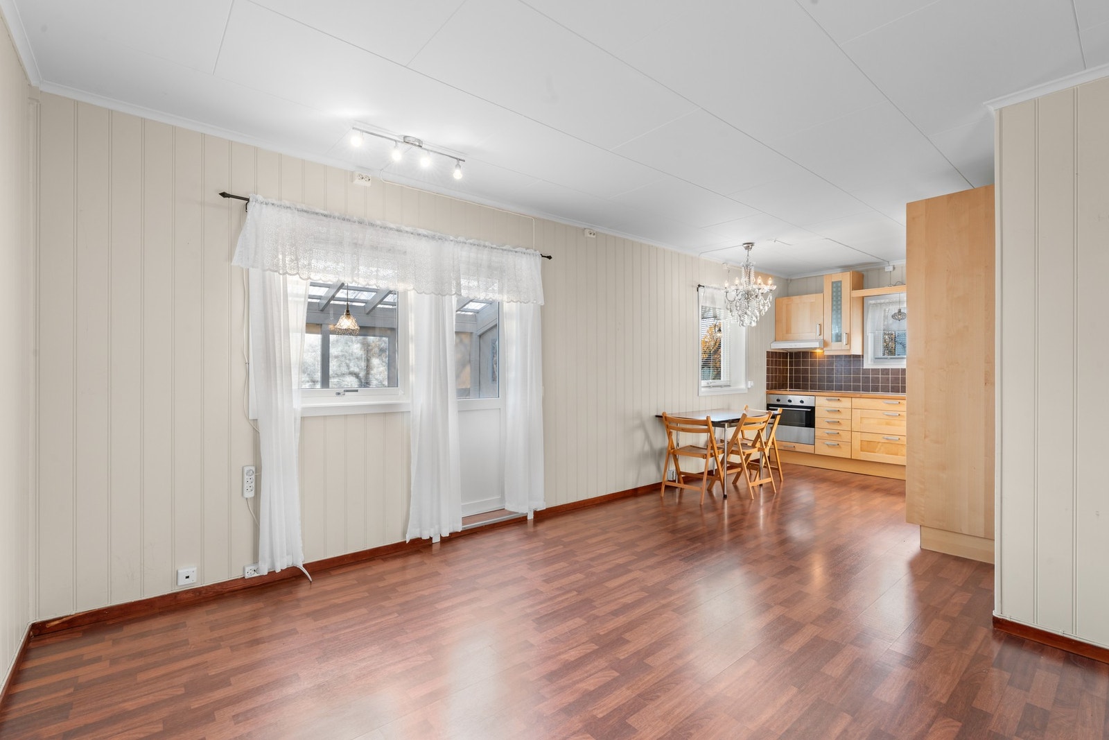 Stuen og kjøkkenet ligger i åpen løsning. Galleribilde