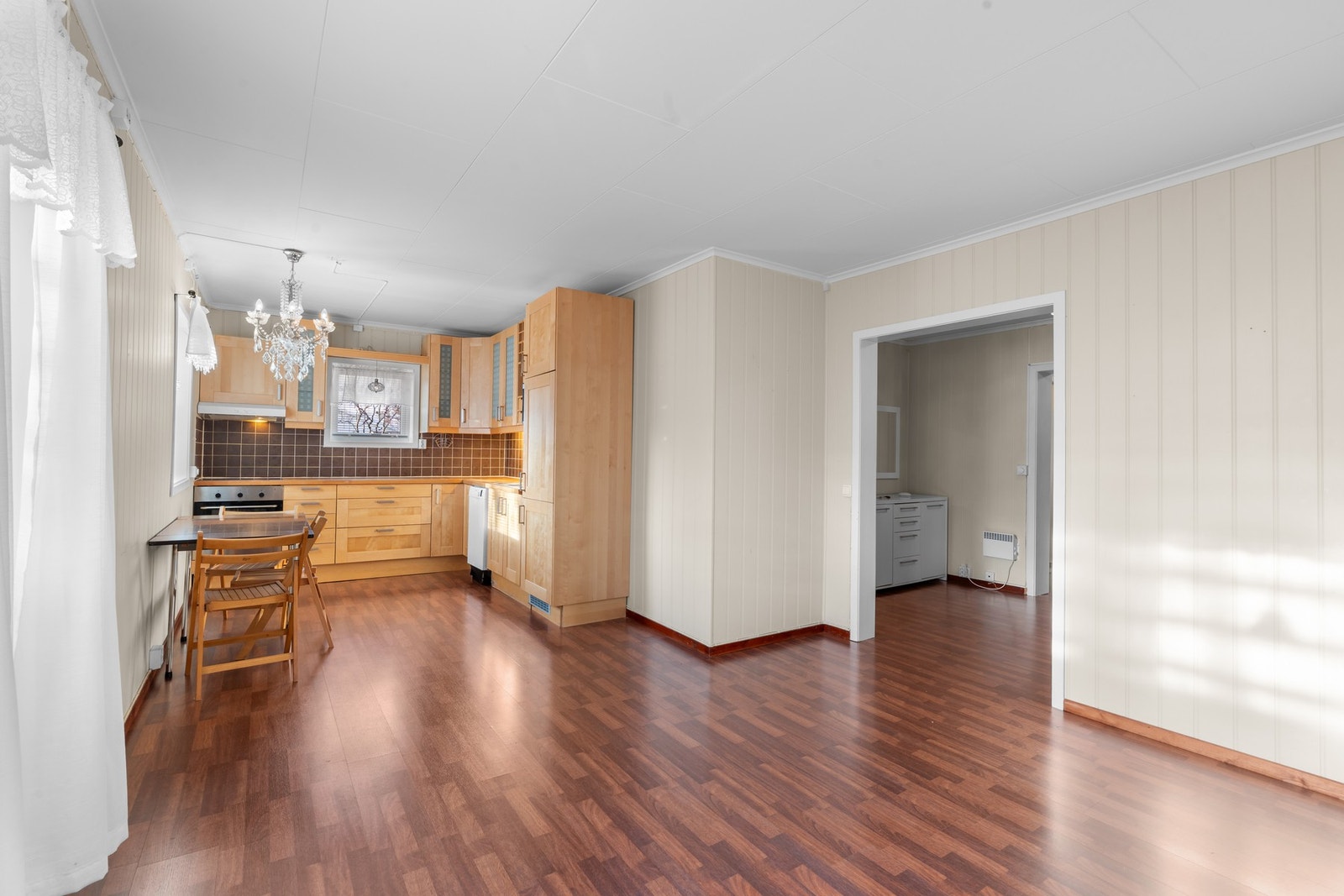 Her er det vinduer mot sør som slipper inn rikelig med dagslys. Galleribilde