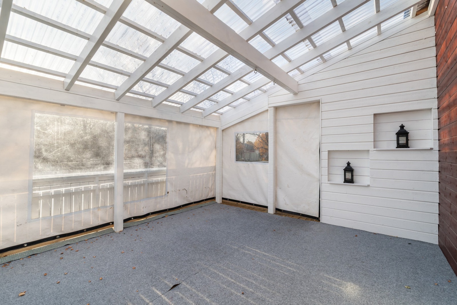 Like utenfor stuen kommer vi til en flott overbygd terrasse/vinterhage. Galleribilde