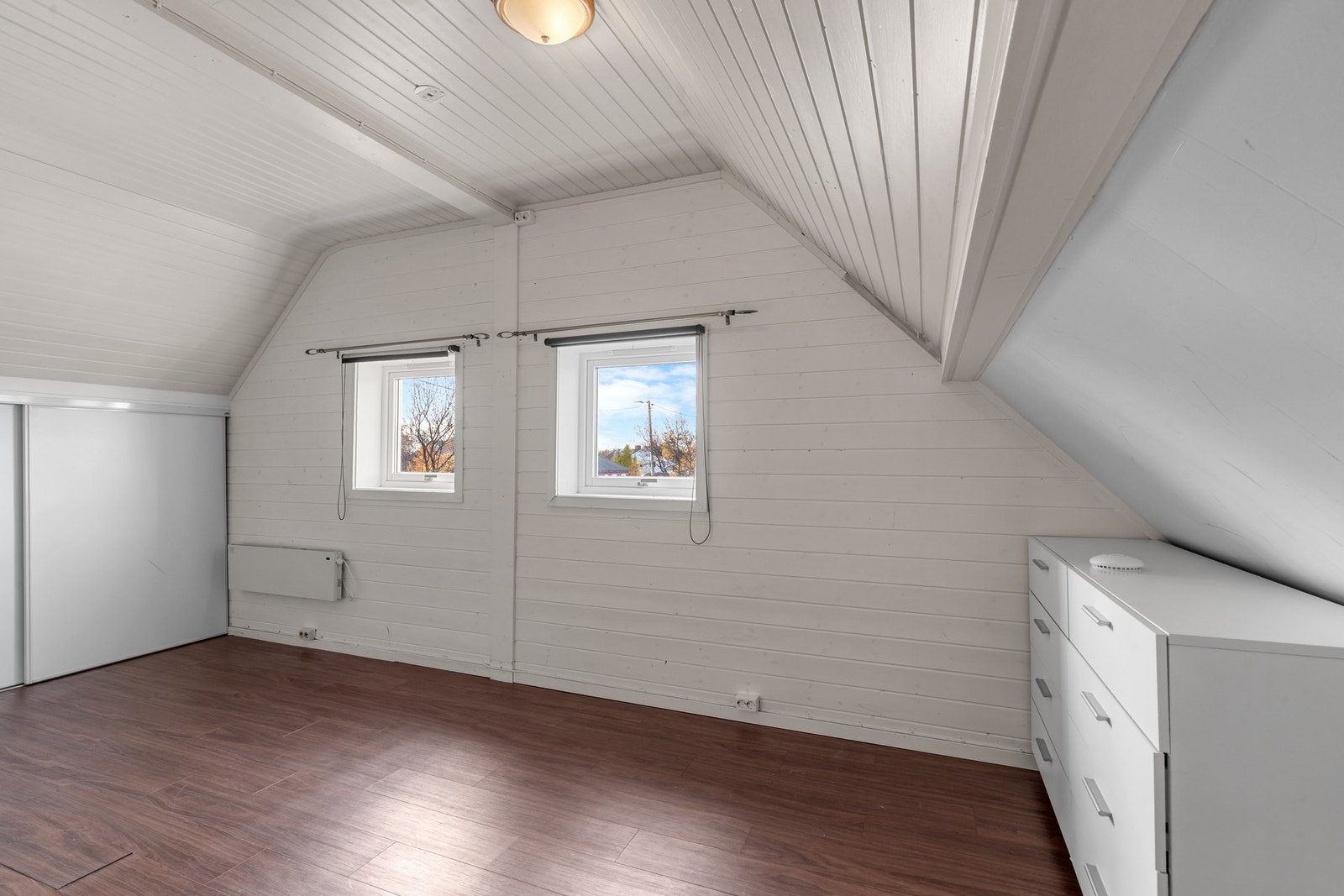 Soverom 2 er svært romslig og har god plass til dobbeltseng og tilhørende møblement. Galleribilde