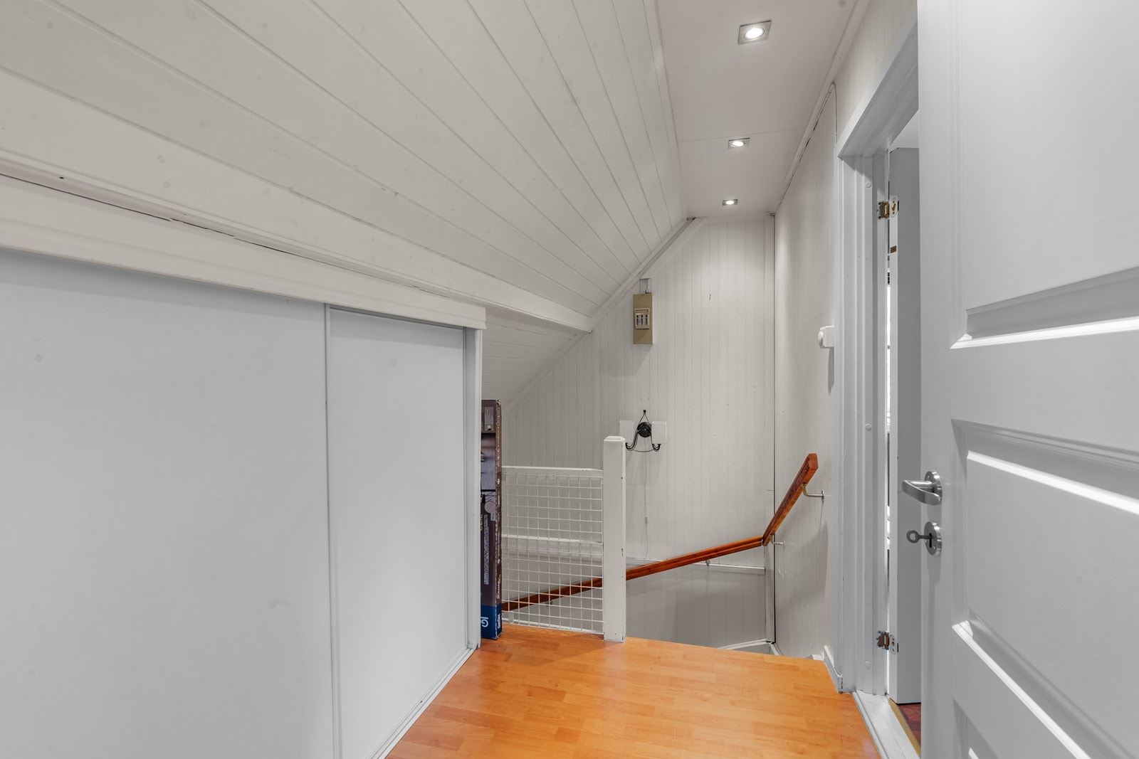 Det er også lagringsplass i skyvedørsgarderobe på loftet. Galleribilde