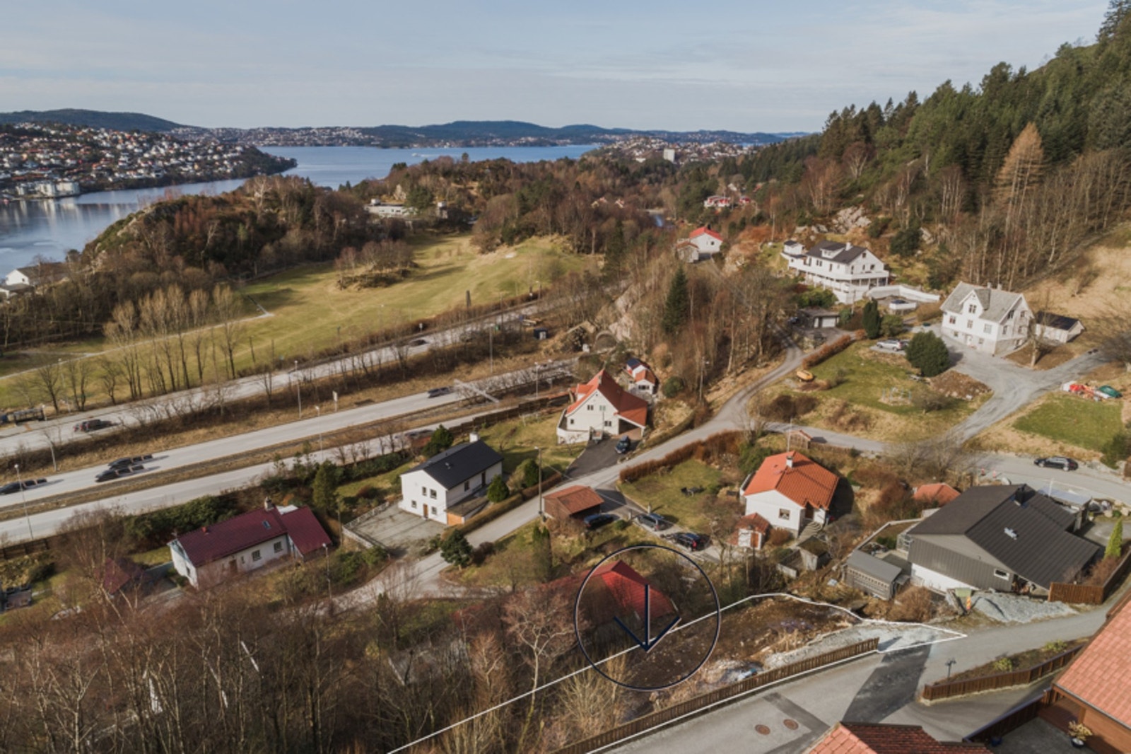 5-10 minutter gangveg til busstopp. Gode forbindelser både til Åsane terminal og Bergen sentrum. Linje 3 (til Bystasjonen gjennom Fløyfjellstunellen). Galleribilde