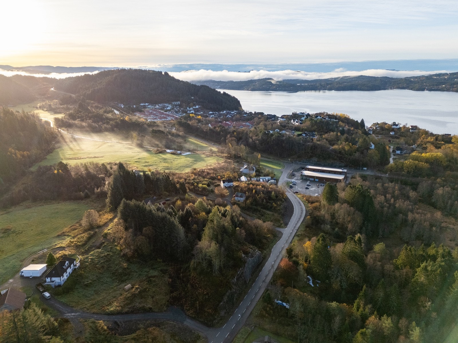 Eiendommen ligger på Holme, ca.100 m fra hovedveien ved Kiwi Galleribilde