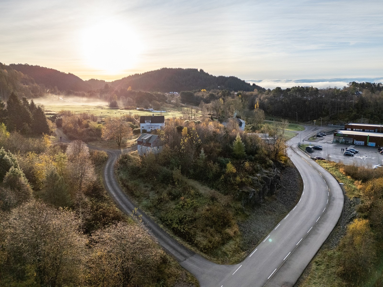 Avkjørsel til eiendommen i dag. Det ligger to eksisterende boligeiendommer i planområdet Galleribilde
