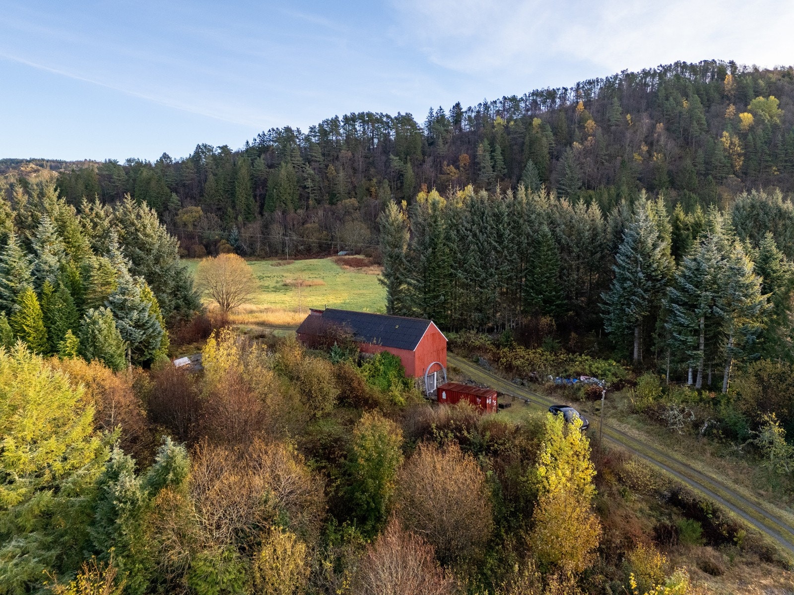 Det er oppført løe og eldre våningshus på tomten. Løen er plassert i hjørnet på planområdet Galleribilde