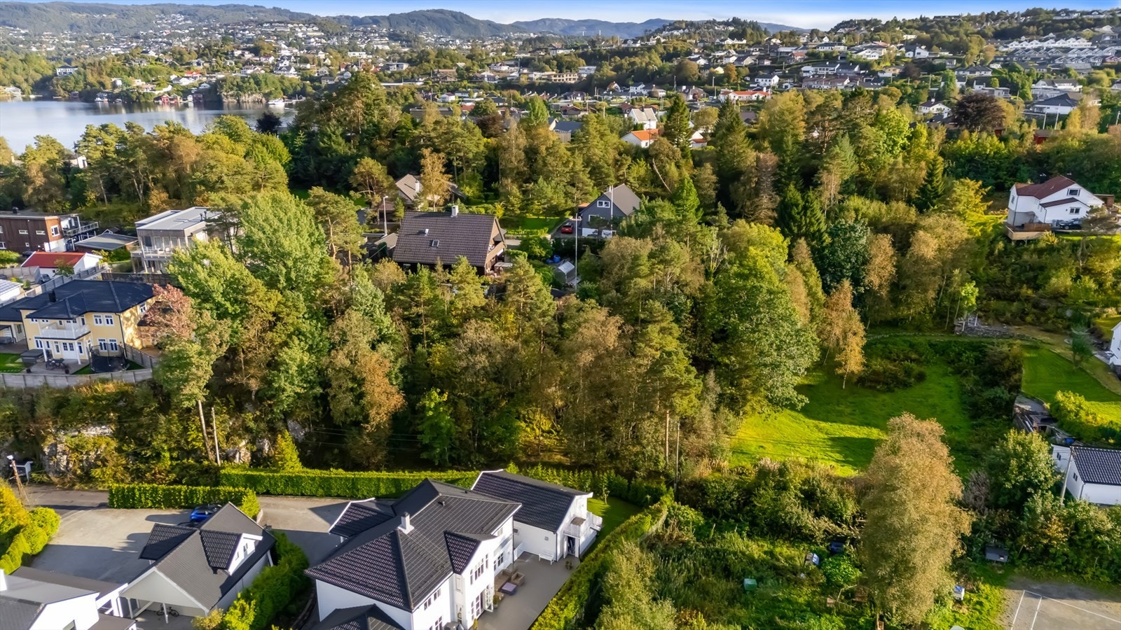 Nærområdet er lavtliggende og sikrer gode solforhold også senere på året Galleribilde