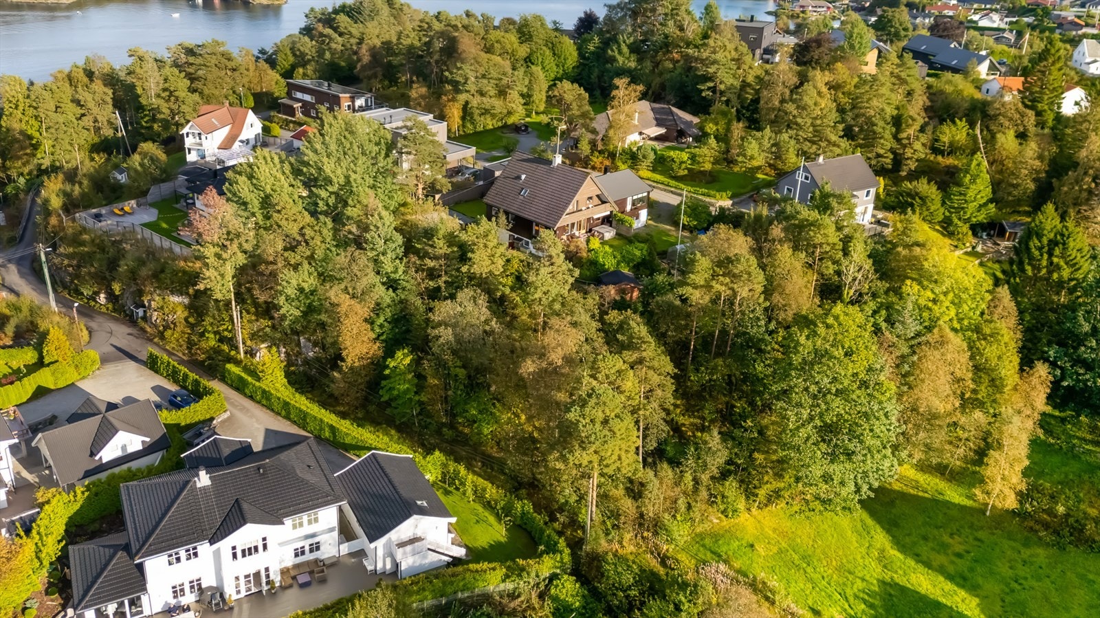 Naturtomten ligger usjenert og fint til i enden av Nordeidevegen Galleribilde