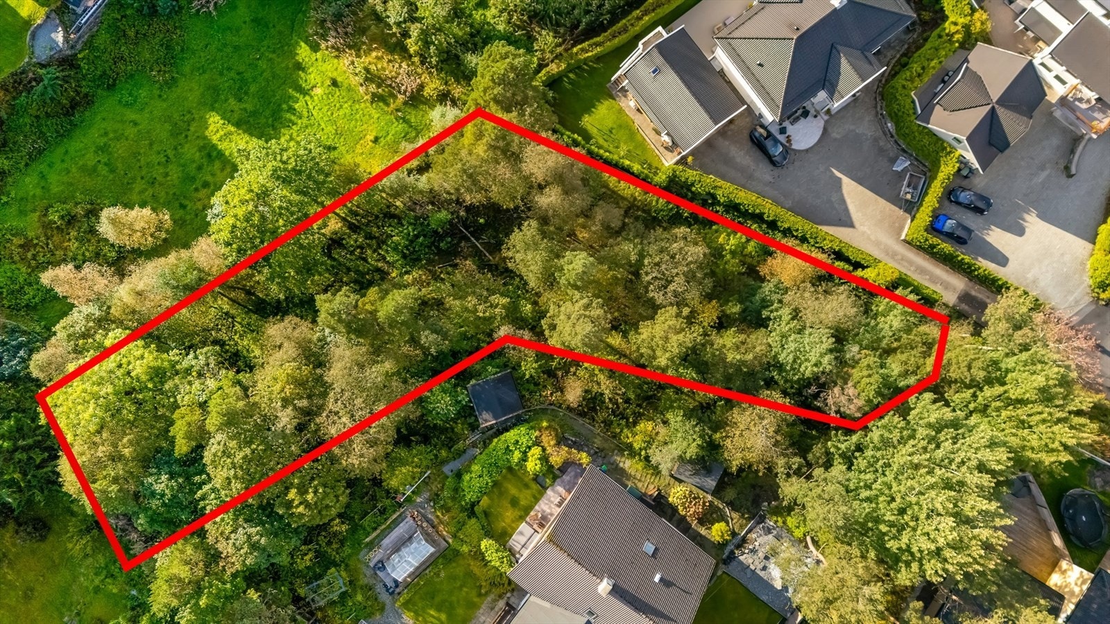 Skissert inntegning av tomtens grenser. Grenser er å anse som en skisse, og vil fravike fra faktiske grenser. Galleribilde