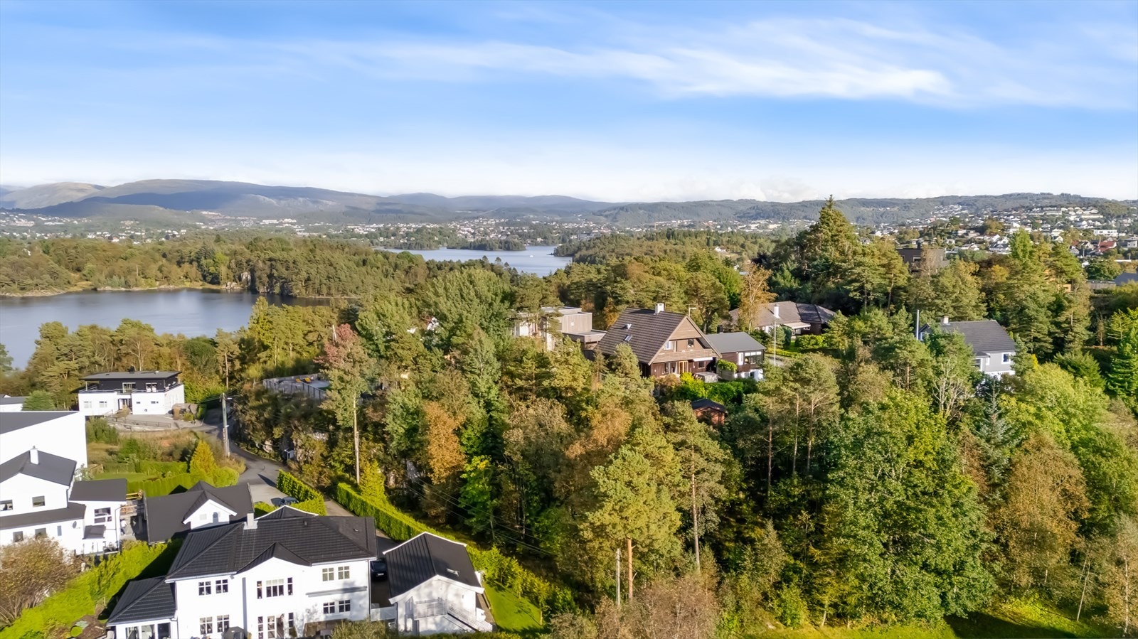 Fra eiendommen er det kort vei til både sjøen, fritidstilbud og andre rekreasjonsmuligheter Galleribilde