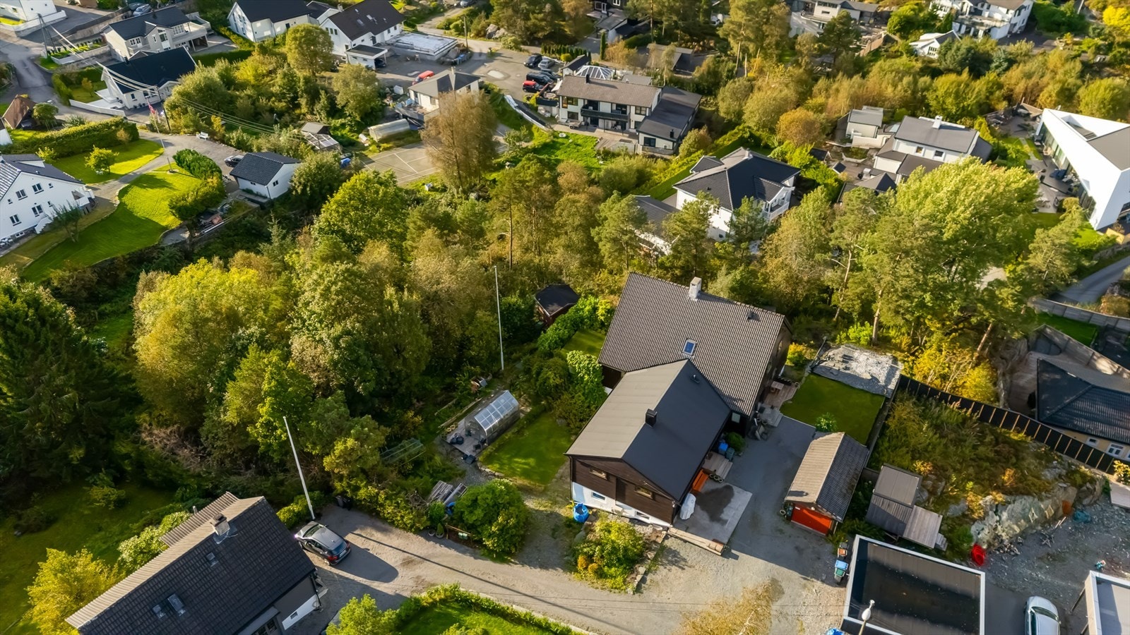 Eiendommen ligger nedenfor en bratt skråning som er naturlig vendt mot vest/nordvest Galleribilde