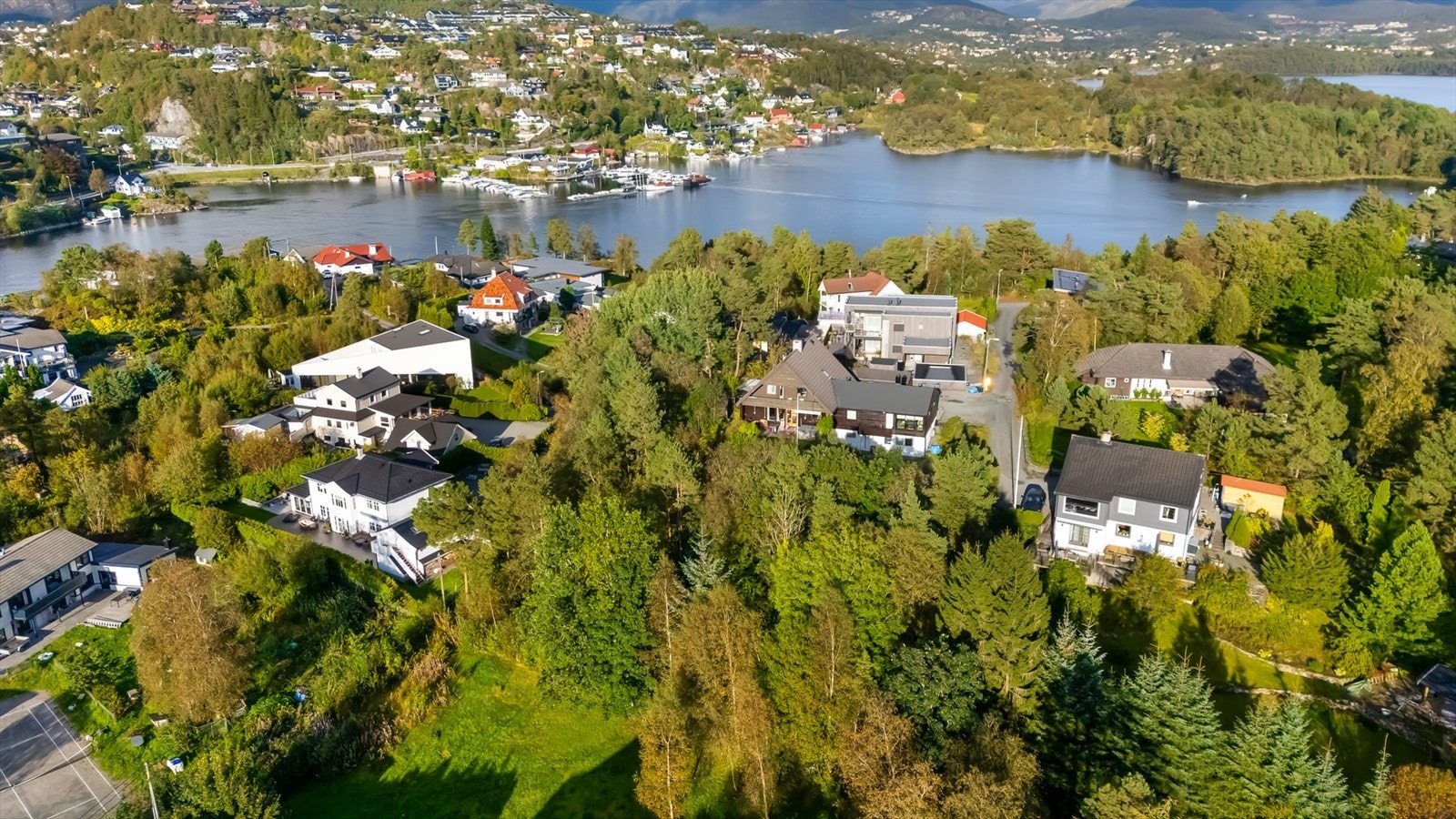 Nærområdet er meget barnevennlig og fremstår som landlig på tross av at barnehage, skole, buss og dagligvare er innen gangavstand Galleribilde
