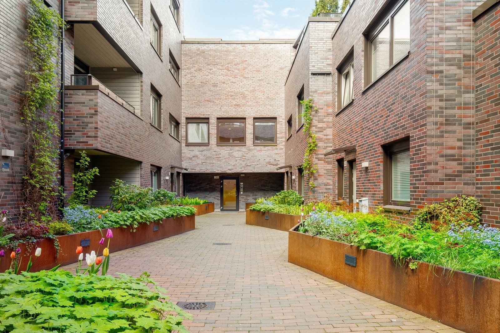 Flott atrium ved inngangspartiet/hovedinngang. Skjermet og tilbaketrukket. Galleribilde