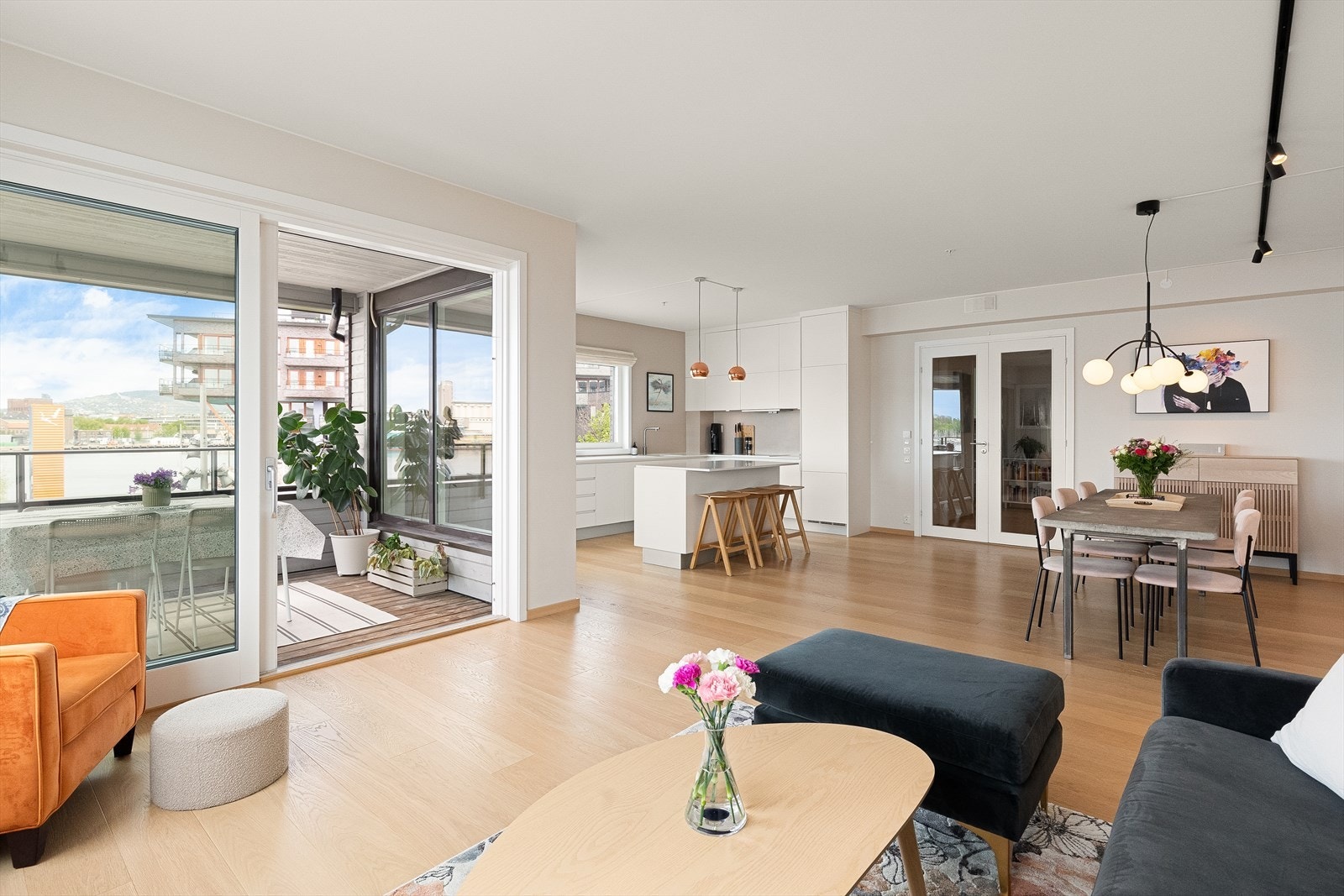 På gulvet finner man et hvitpigmentert eikegulv. Enstav med fas. Dette finner man i samtlige oppholdsrom. Galleribilde