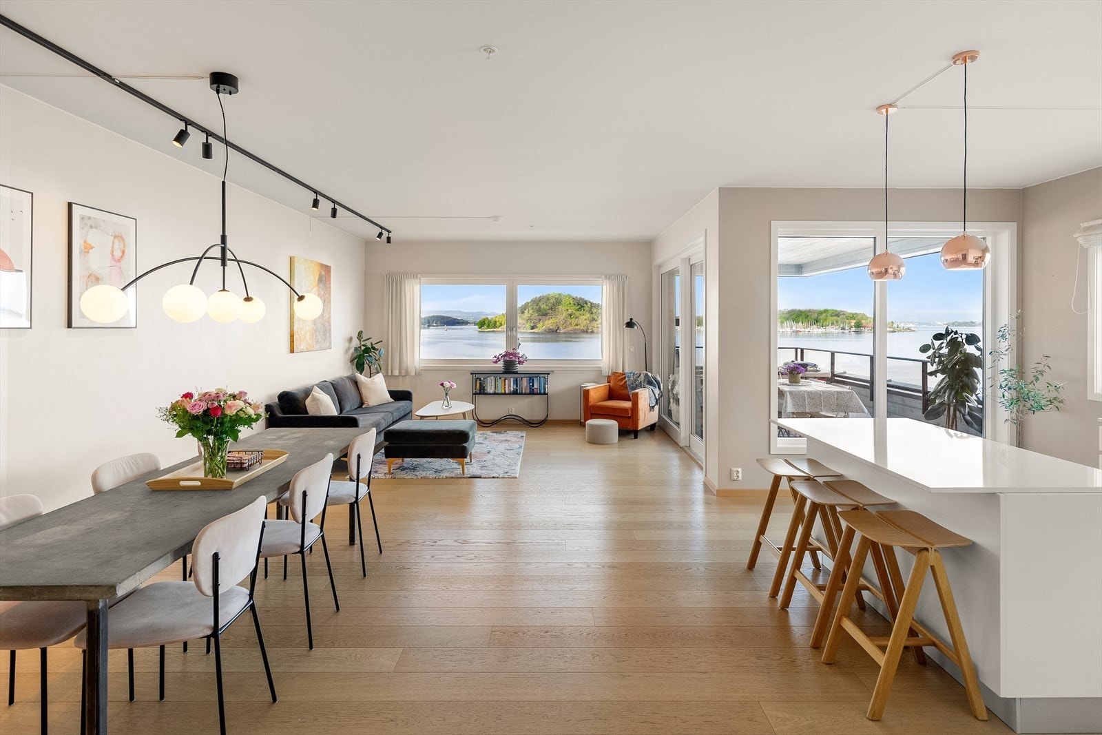 Boligen har adkomst til en 11kvm stor balkong som ligger ytterst mot fjordbyen. Galleribilde