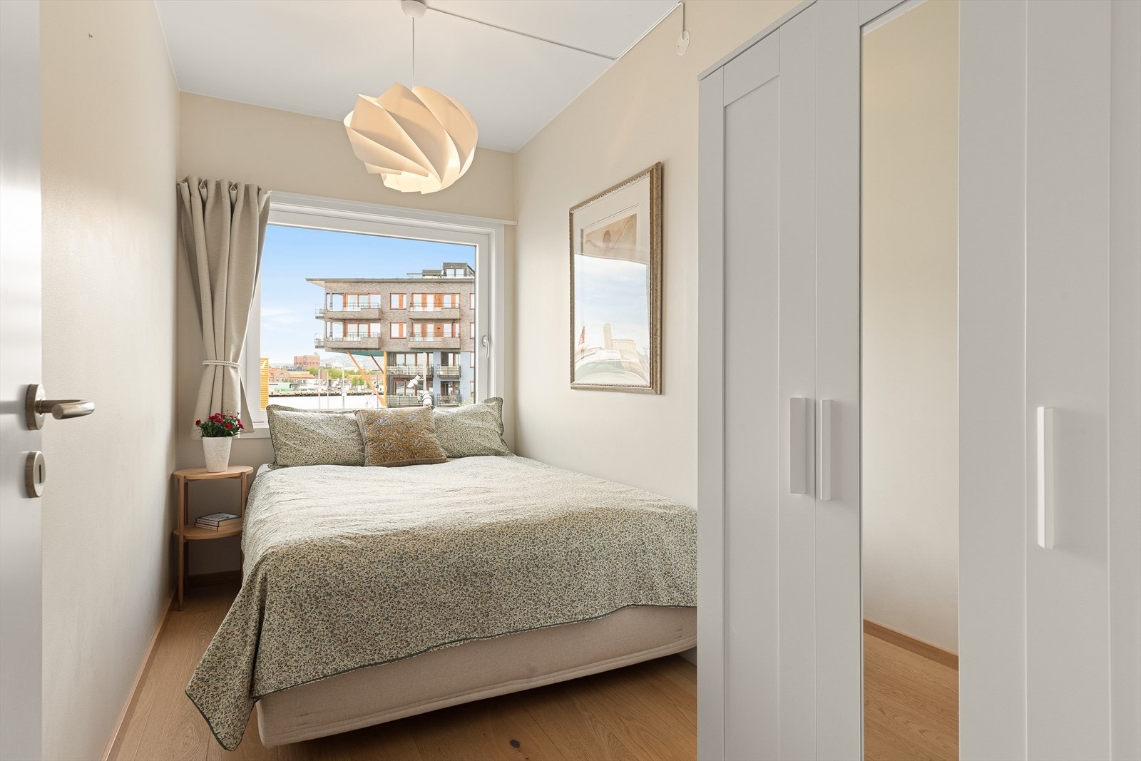 God plass til garderobeskap. Galleribilde