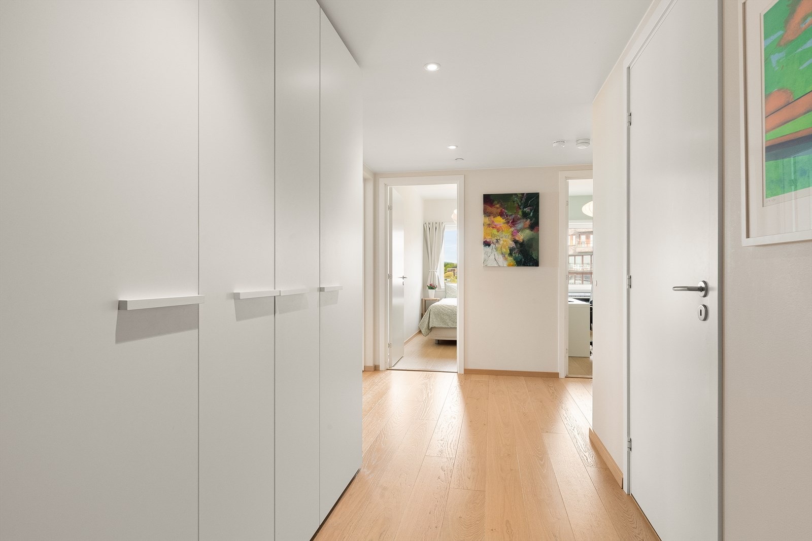 Gang ved entré har rikelig med garderobeskap. Galleribilde