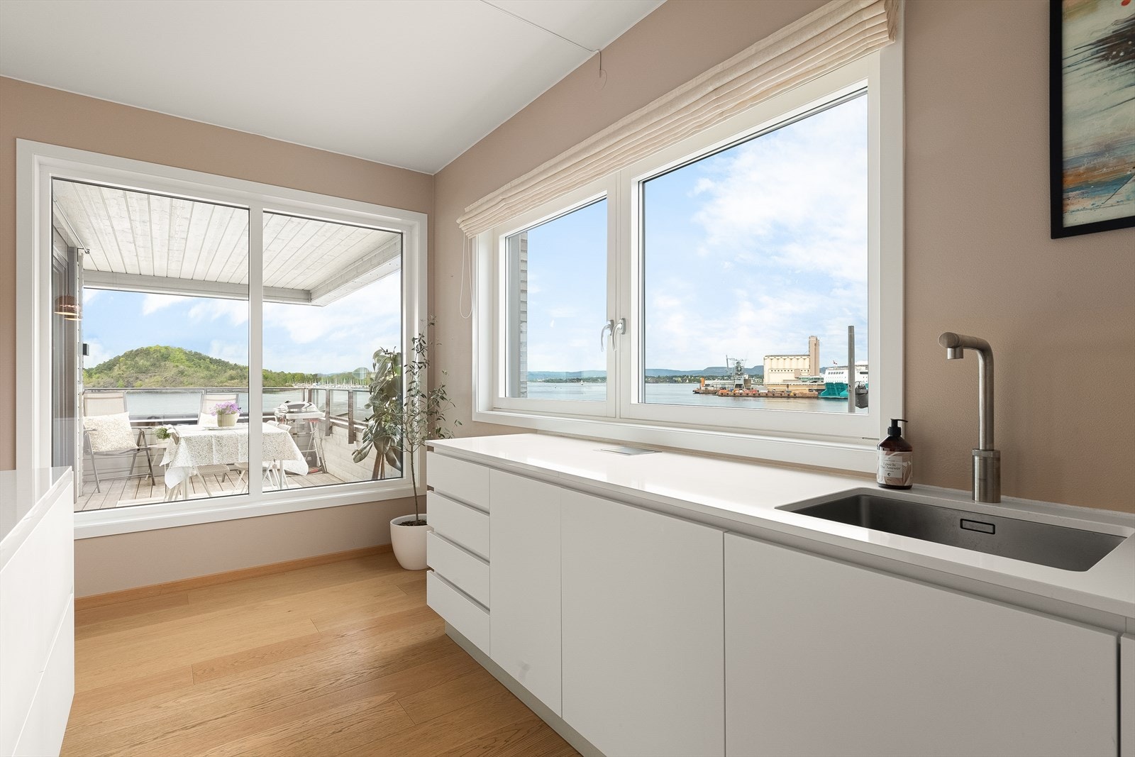 Fra kjøkkenet får man også inn fjord og himmel via store vinduer. Galleribilde