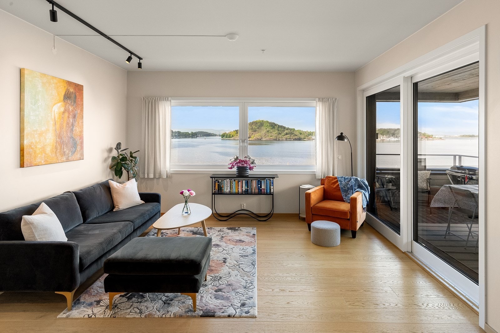 Fra stuens ene sofaområde kan man se ut til øyene. Galleribilde