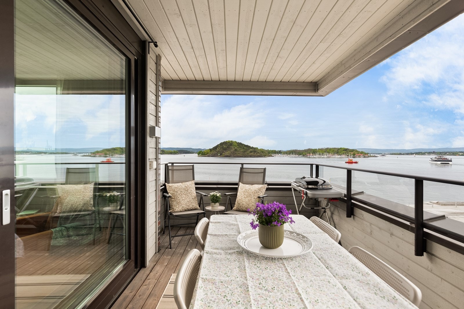 God plass til utemøblement. Rommer spisebord og grill. Galleribilde