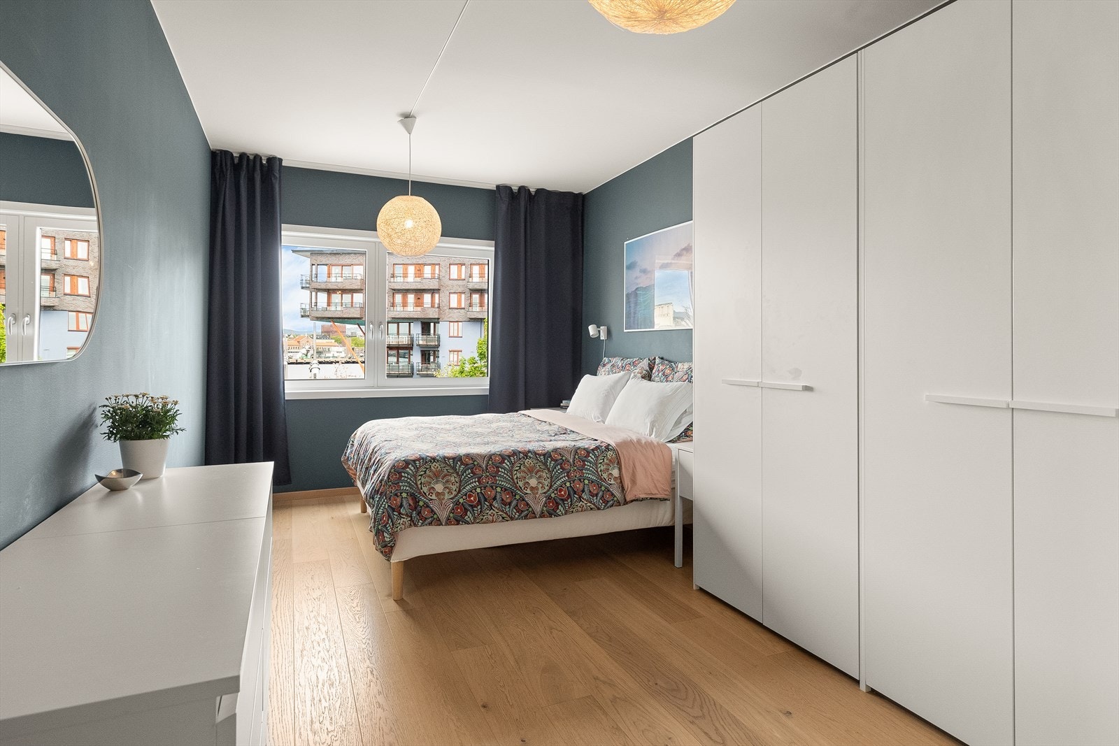 Hovedsoverom med dobbelt vindu, god plass til store garderobeskap. Galleribilde