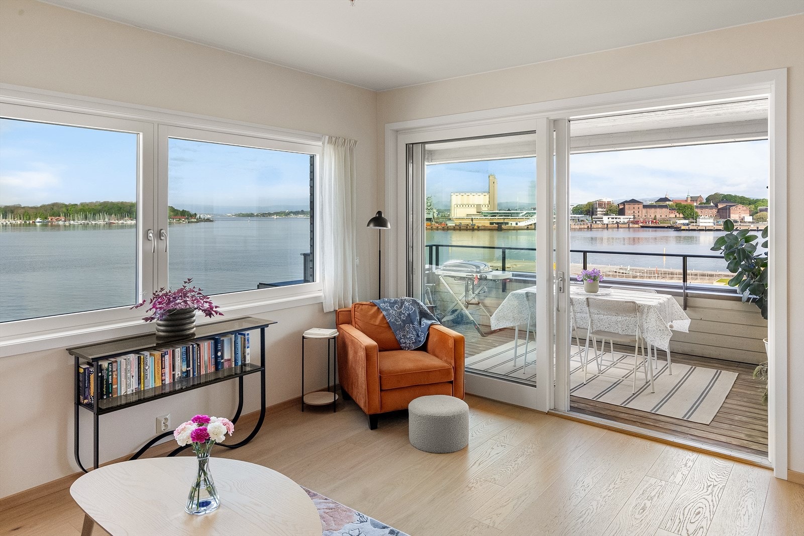 Her får man virkelig følelsen av at fjord og himmel kommer inn i leiligheten. Galleribilde