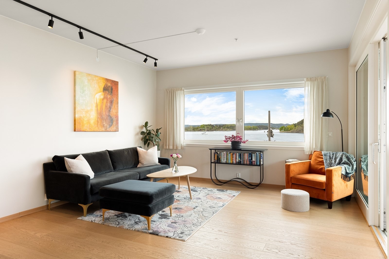 Her får du fjorden og havnebassenget rett inn i stuen. Galleribilde