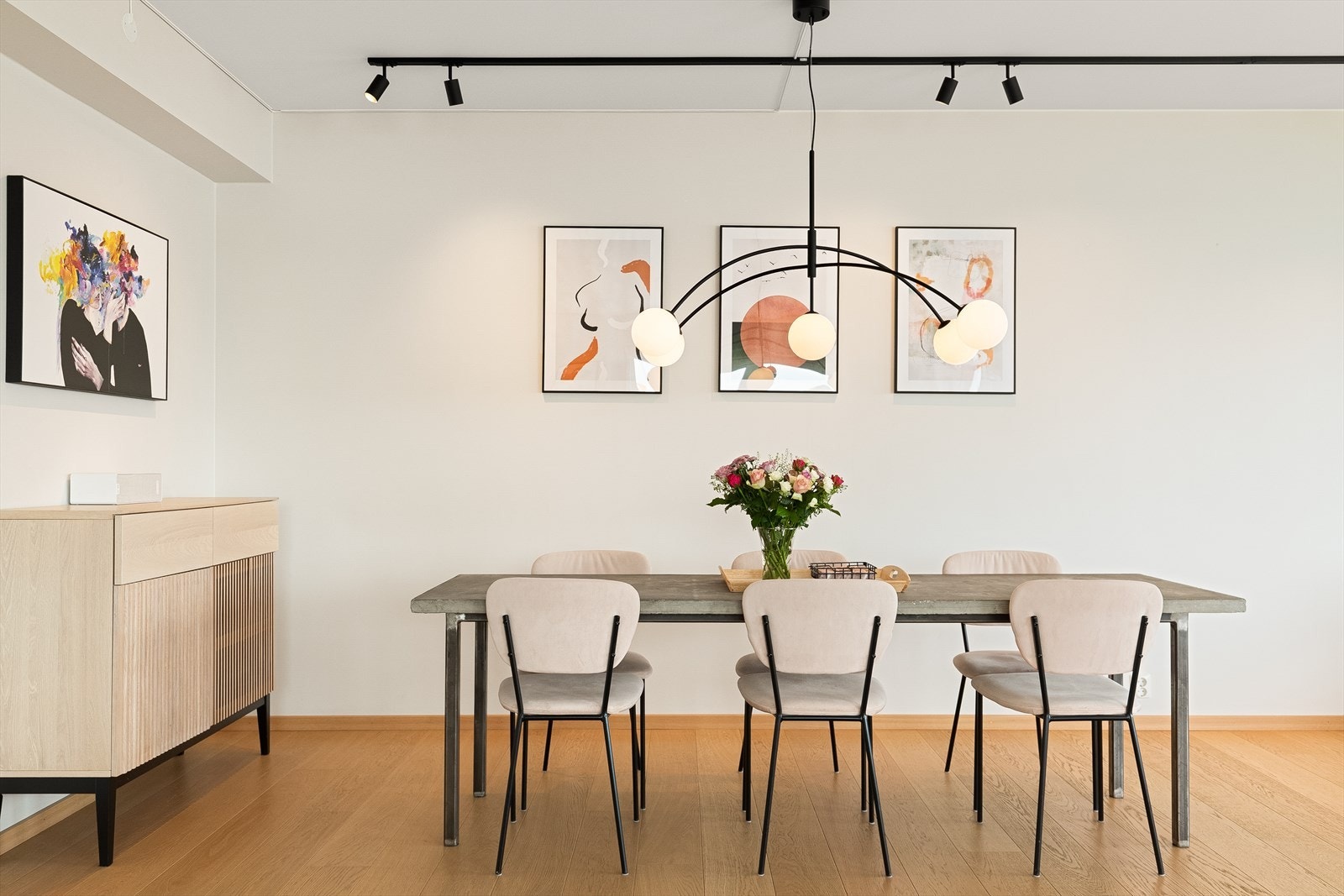 Stor plass til stort spisebord. Galleribilde