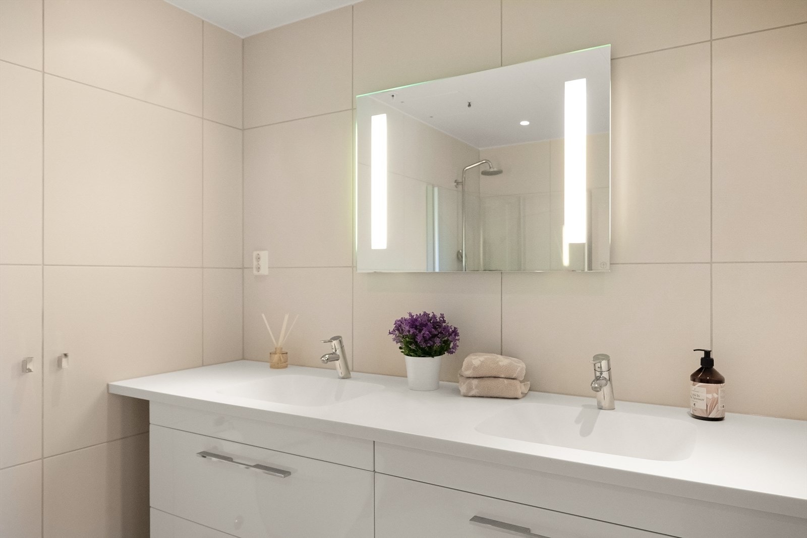 Praktisk med to vasker. Lys i speil. Galleribilde