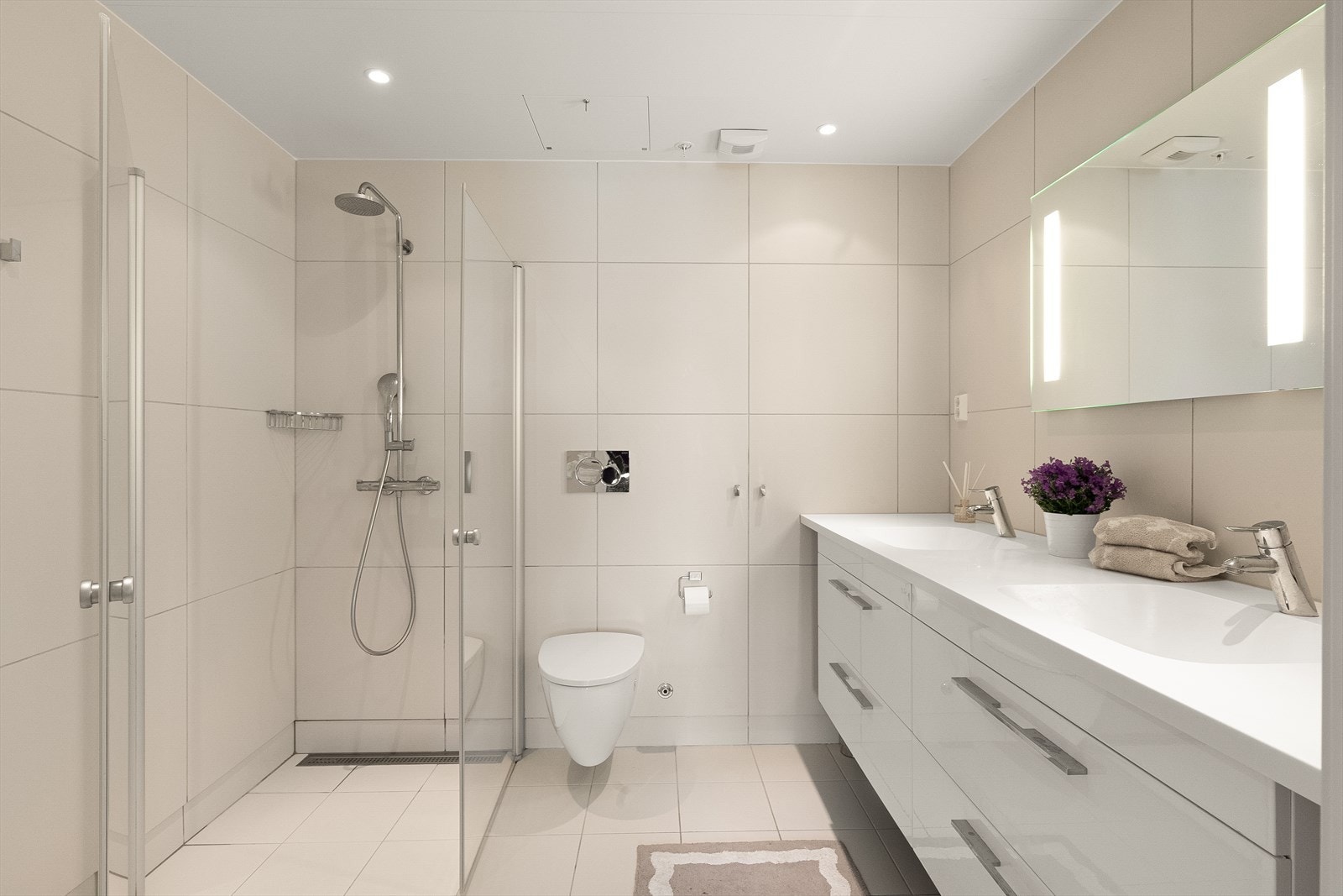 Varmekabler på gulv. Klassisk og tiltalende baderom. Galleribilde