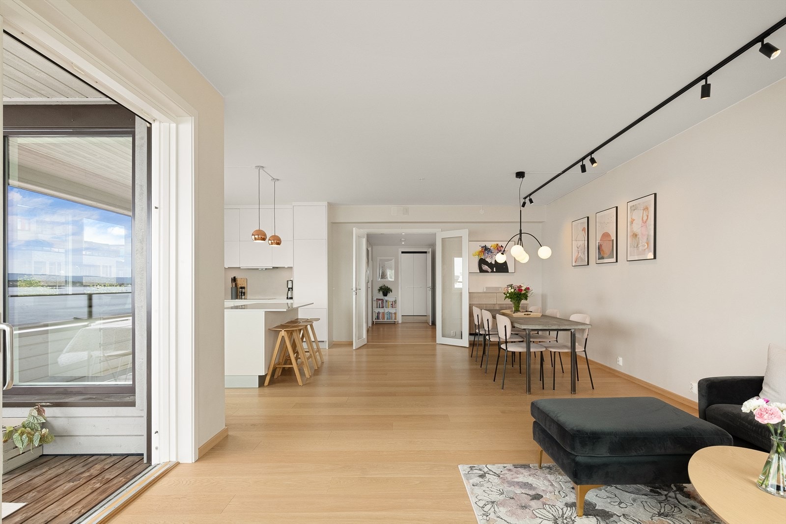 Åpen og sosial sone. Om vinteren er rommet oppvarmet av fjernvarme i alle gulv. Galleribilde