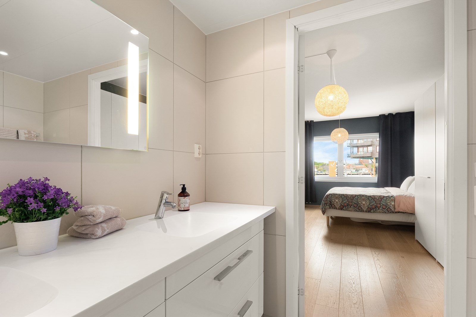 Baderom med dobbel vask. Galleribilde